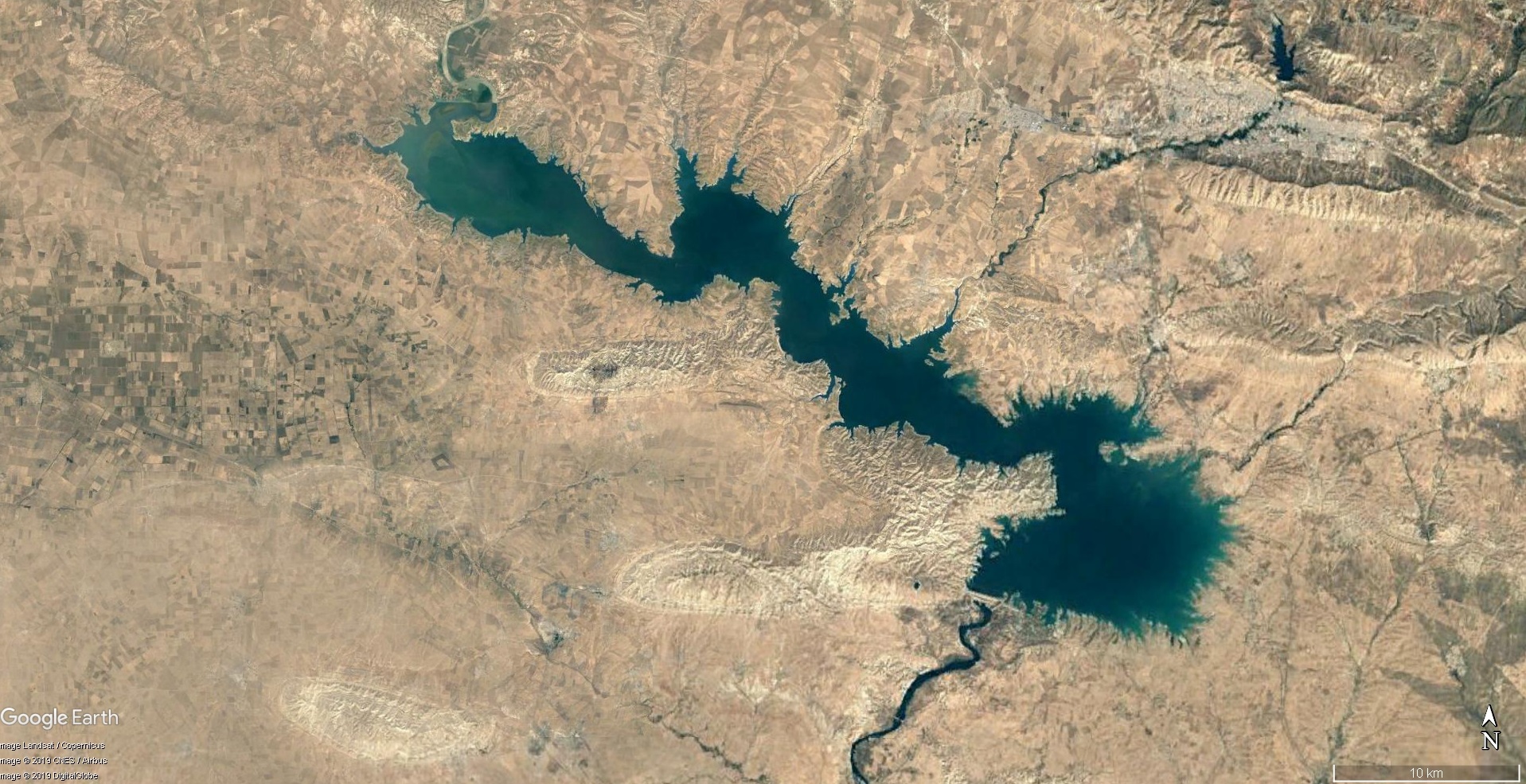 Озеро анализ. Озеро Mosul dam. Водохранилище Мосул. Природа озеро Мосул ДЭМ природа.